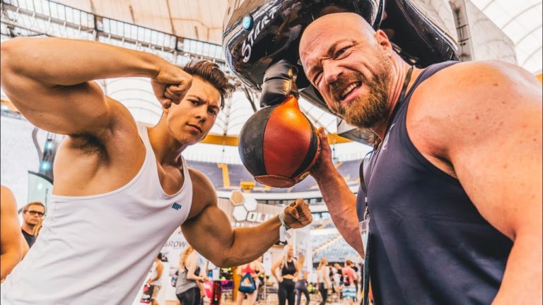 18 jähriger Bodybuilder zerstört den Boxautomaten auf dem World Fitness Day 2018 18 jähriger Bodybuilder zerstört den Boxautomaten auf dem World Fitness Day 2018