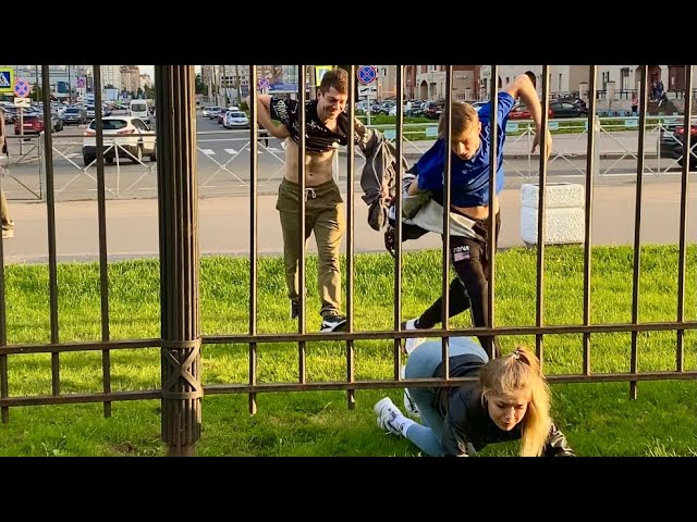 Samka Stuck in the Fence /они в шоке от 🍑 @Fitness samka  prank humor reaction